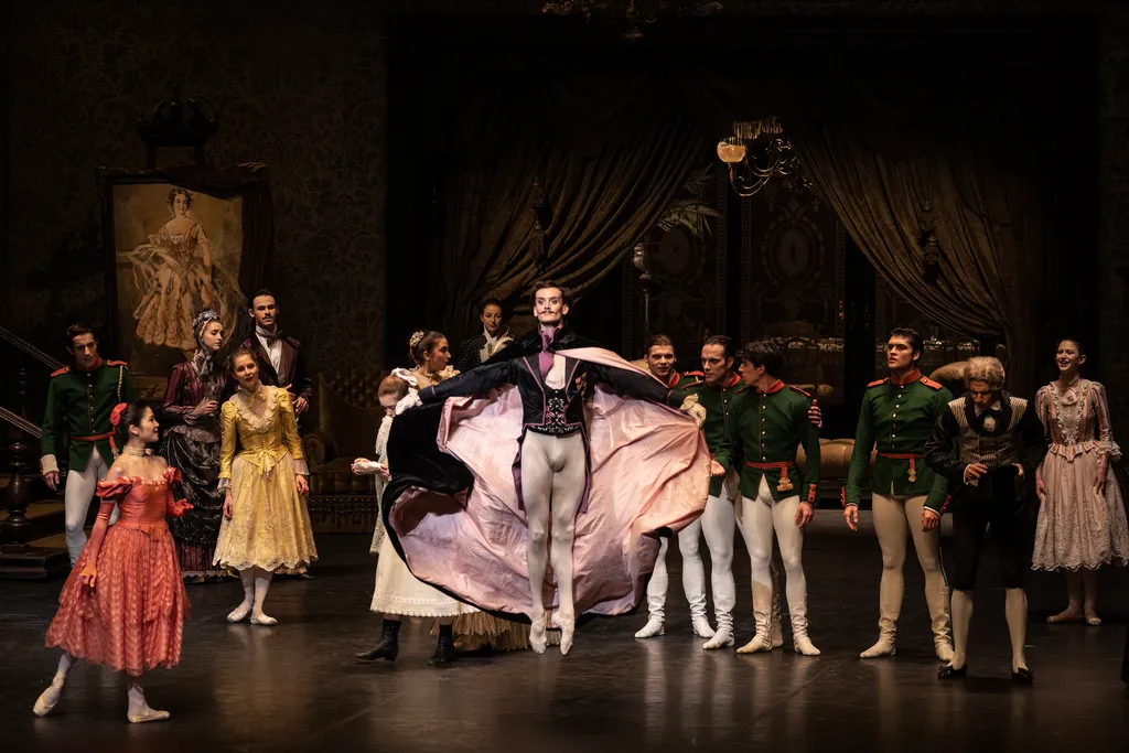 Baletti: Pähkinänsärkijä (Hamburg ballett / Tshaikovski)