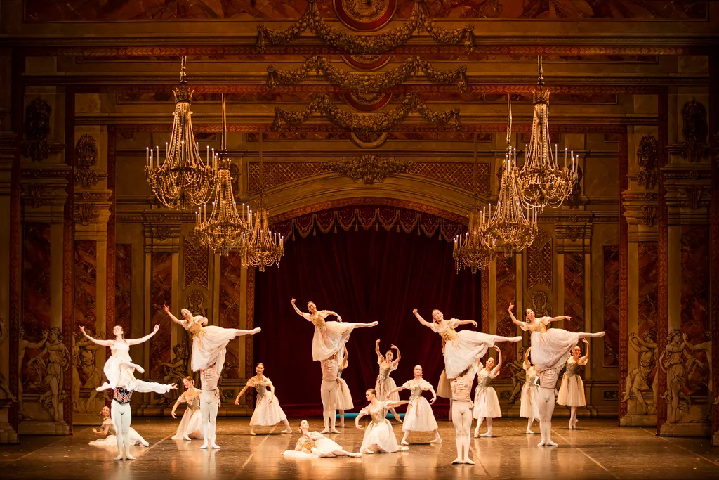Baletti: Pähkinänsärkijä (Hamburg ballett / Tshaikovski)