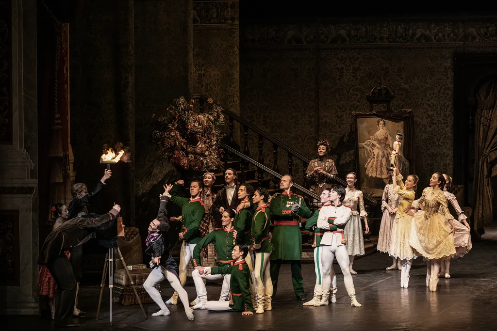Baletti: Pähkinänsärkijä (Hamburg ballett / Tshaikovski)