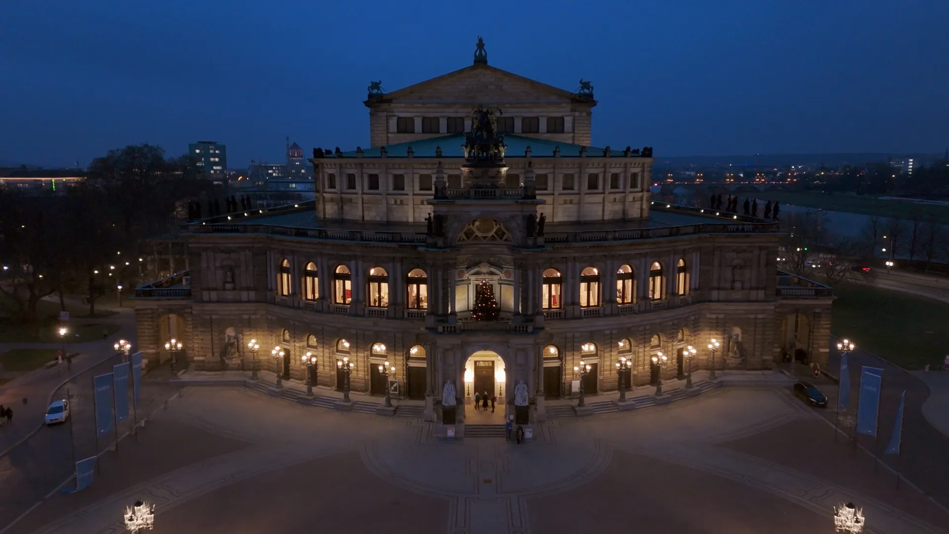 Baletti: JOUTSENLAMPI (Semperoper ballet / Tshaikovski)