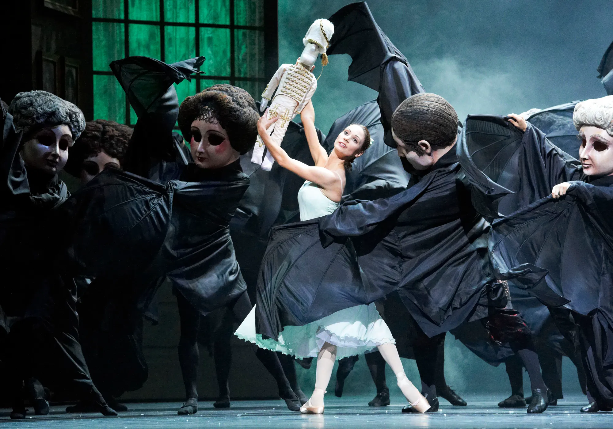 Baletti: PÄHKINÄNSÄRKIJÄ (Wiener staatsballet / Tshaikovski)